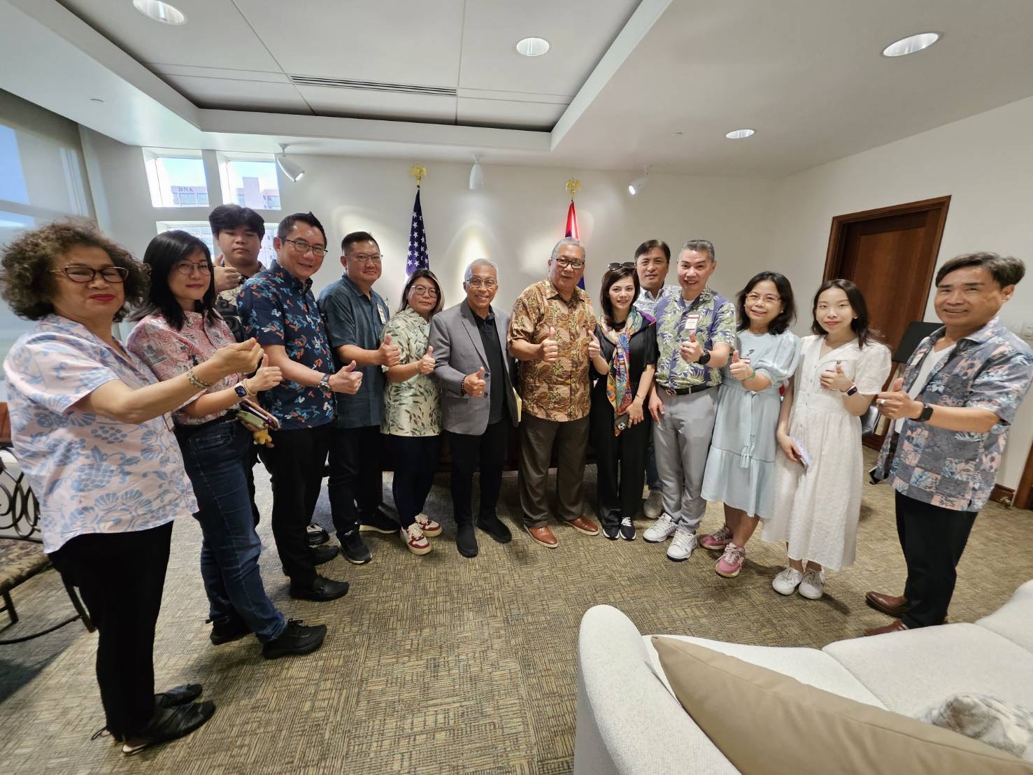 關島議長特蕾莎·M·泰拉耶和到訪的台商企業負責人合影。(圖/黃仁國會辦公室)