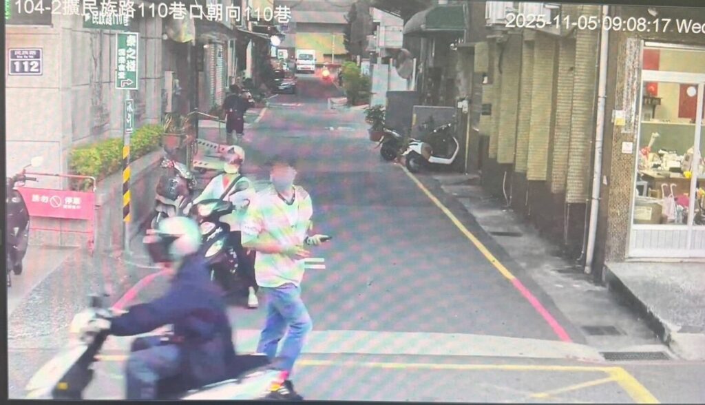 詐騙集團車手取走被害人寄出的提款卡,警方調閱監視影像比對動線,最終循線查緝到案。(圖/記者林家嘉翻攝)