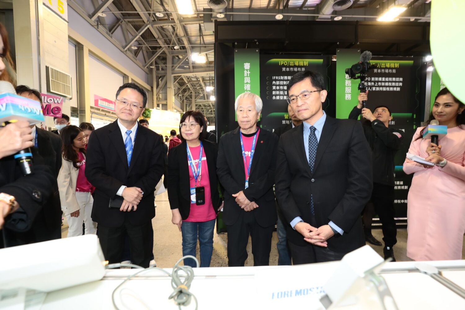 經濟部政務次長 何晉滄蒞臨經濟部智慧財產局專館觀展。(圖記者林照東翻攝)