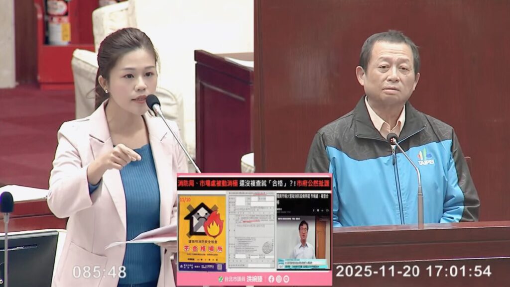洪婉臻(左)揭環南市場火災真相,台北市消防局長莫懷祖(右)證實,火災當時設備確實不符合規定。(圖/洪婉臻辦公室 提供)