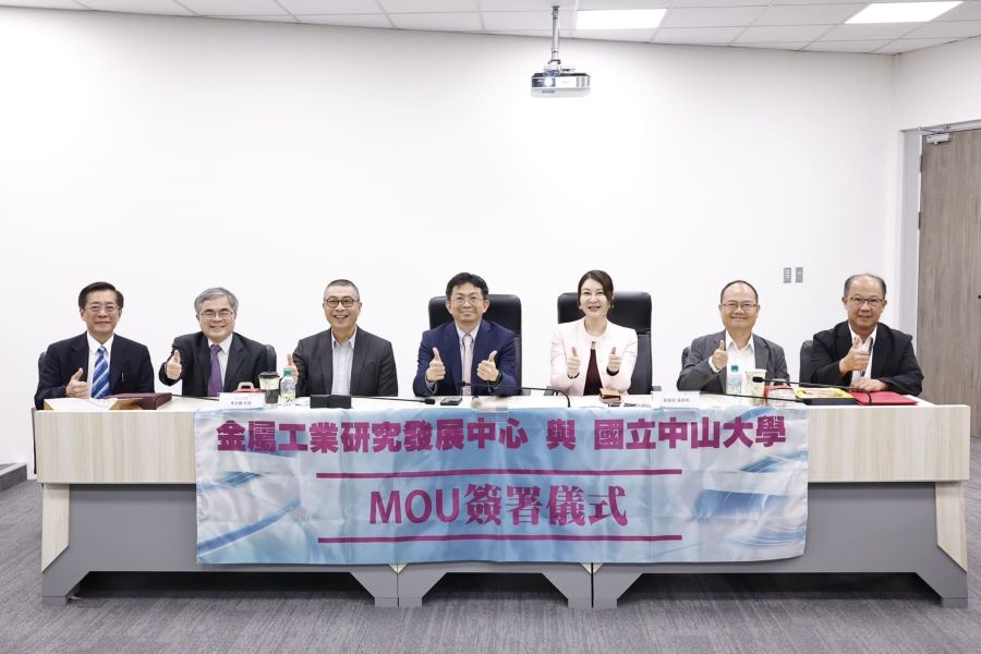 ▲金屬中心劉嘉茹董事長(右三)、賴永祥執行長(右二)、王俊傑副執行長(右一)與中山大李志鵬校長(左四)、郭志文副校長(左三)、陳彥旭副校長(左二)、許博欽副校長(左一)出席MOU簽署儀式合影。