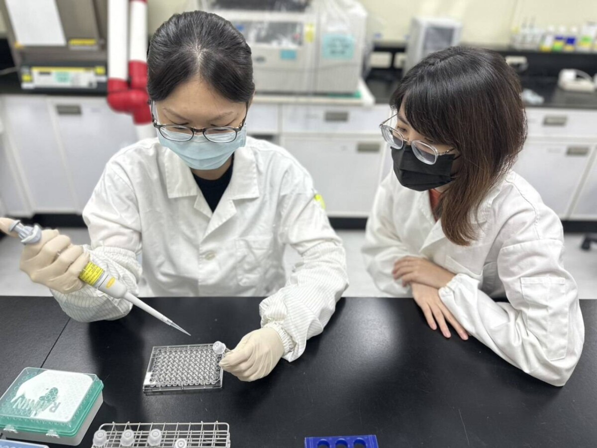 ▲青年透過工作崗位訓練能迅速上手。