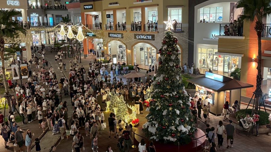 ▲SKM Park Outlets 高雄草衙「雪境童話村」最佳打卡點,一次捕捉雪花紛飛在聖誕樹及星幕光廊中。