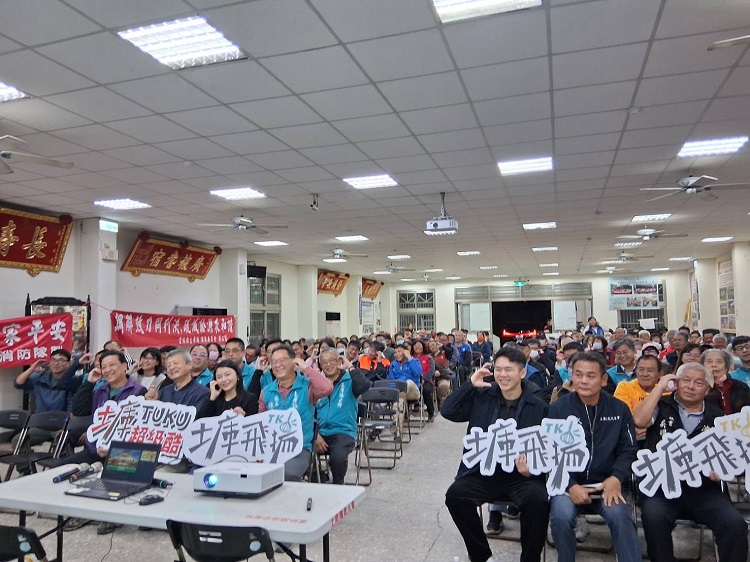 ▲土庫鎮公所下午舉行鎮政說明說會,由鎮長陳特凱(右4)率團隊、立委張嘉郡(右3)、沈昱霆(左3)率公所各課室主管團隊參加,陳鎮長發表任內3年來政績成果。(記者劉春生攝)