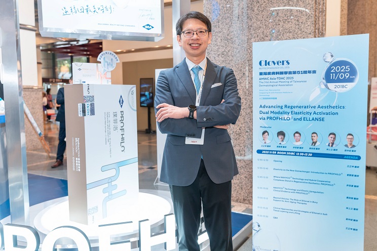 ▲許哲豪醫師在醫學會展示PROFHILO逆時針特色。