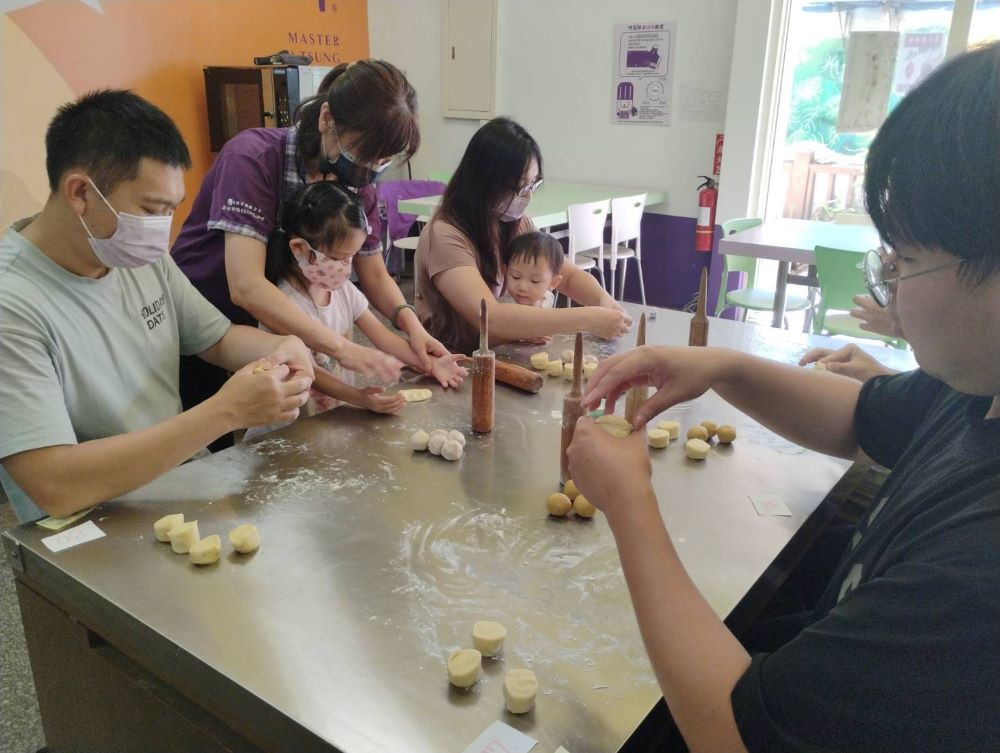「海岸綠動Circle of Life—中濱共生圈」計畫以阿聰師芋頭文化館作為帶領者，整合在地產業文化資源-阿聰師文化館提供的芋頭酥製作體驗。(圖/阿聰師文化館)