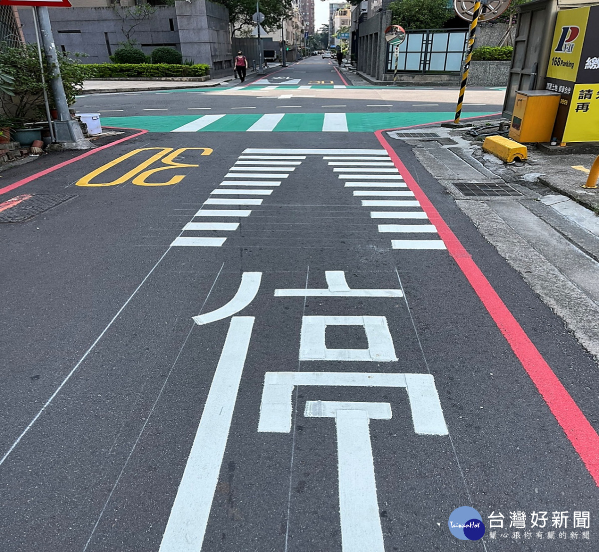 市府在東大後門巷道設置「楔型標線」與「綠斑馬」護學生