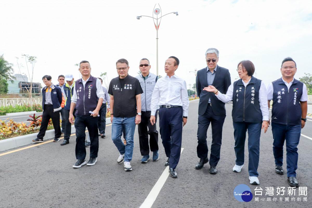 嘉義縣長翁章梁與內政部常務次長吳堂安、民雄鄉長林于玲及多位縣議員視察「民雄頭橋都市計畫特II道路銜接13號及13-2道路工程」/嘉義縣府提供