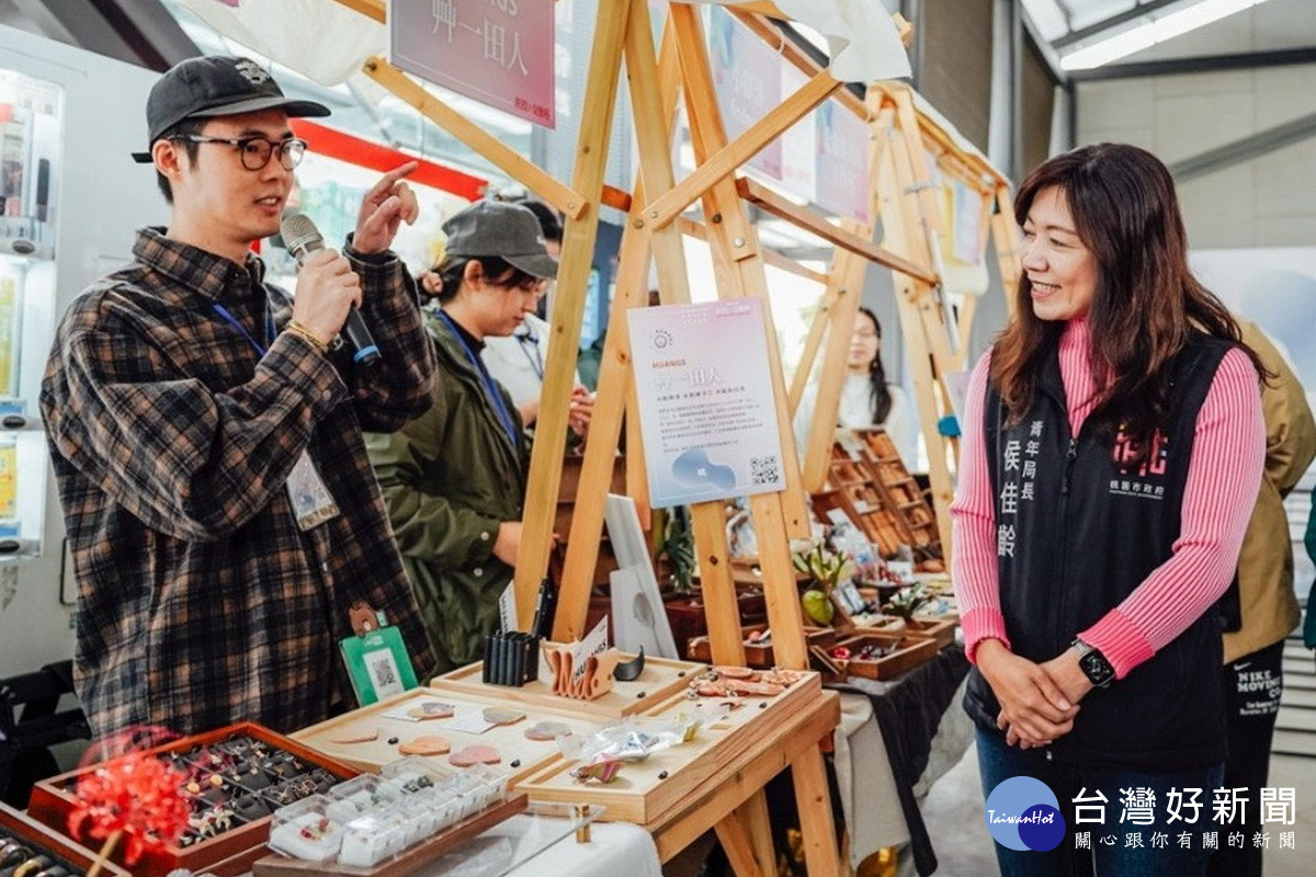 桃市府青年局長侯佳齡於「桃竹竹苗職人交流活動」參觀展出的創作品。