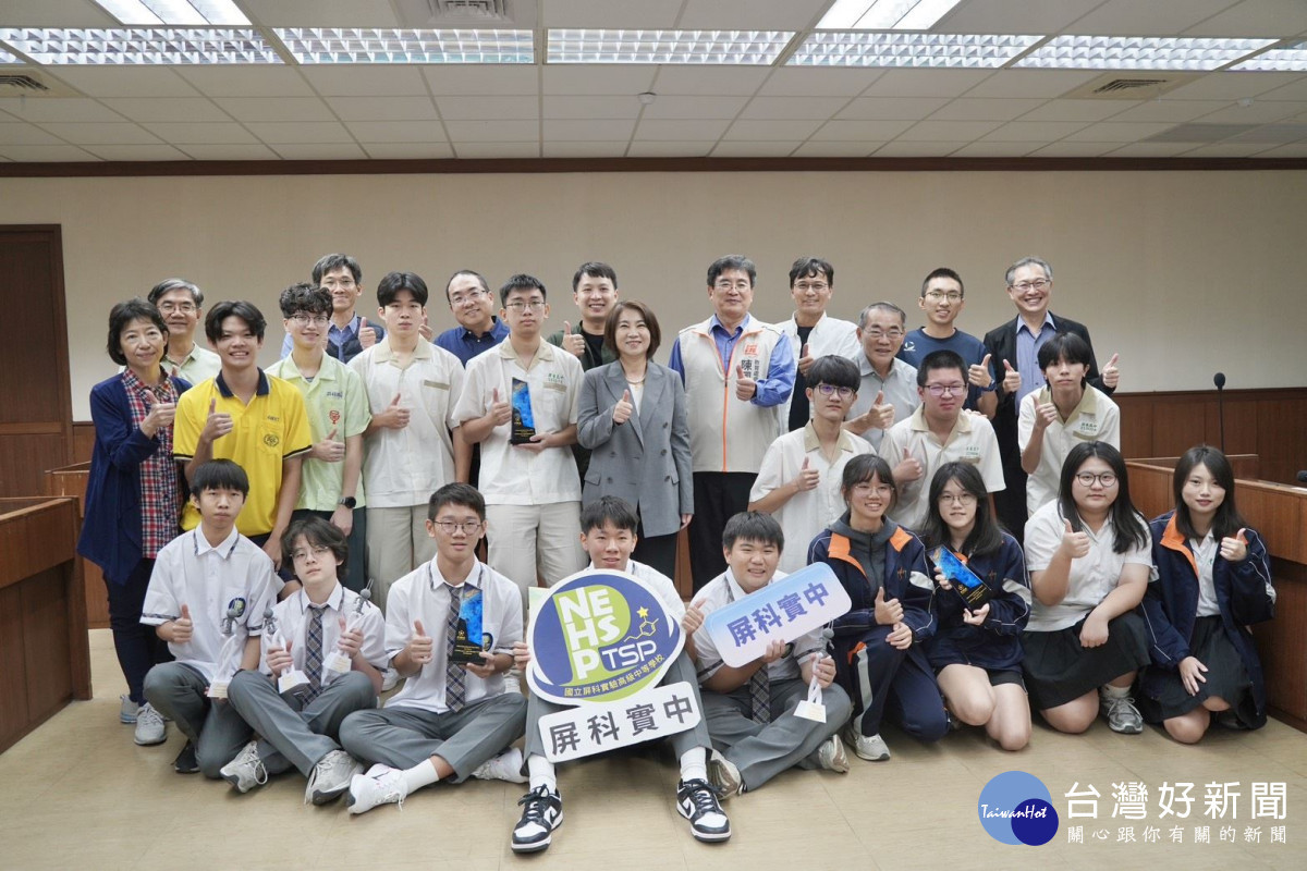 屏東學子勇奪FIRA機器人賽事大滿貫、高中地奧再添佳績　周春米接見讚揚榮耀屏東