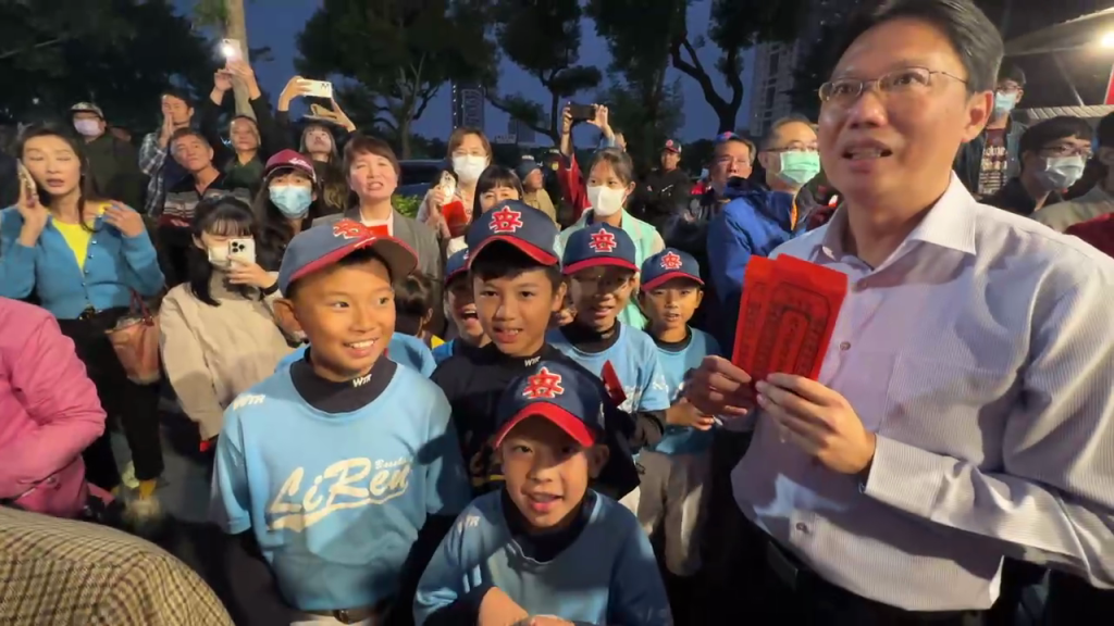 只給小孩！北港媽府城大破例…小球員喊媽祖「我愛你」　黑面三媽聽到直接開放鑽轎
