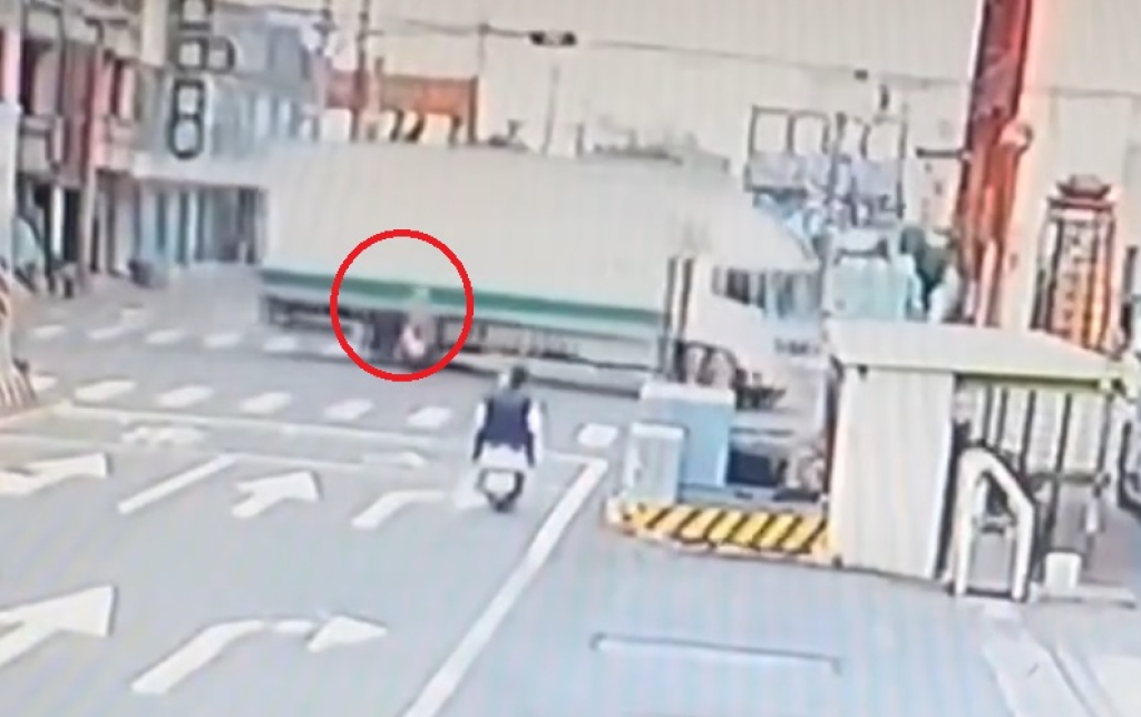彰化福興死亡車禍撞擊畫面曝光! 79歲翁騎機車撞轉彎大貨車傷重不治