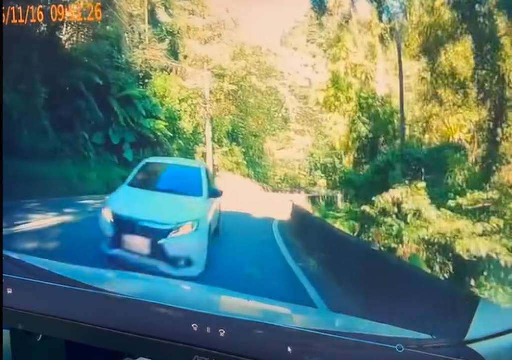 影/lancer山路過彎衝對向!神a慘被迎面撞三角架斷 駕駛嘆:全損準備報廢