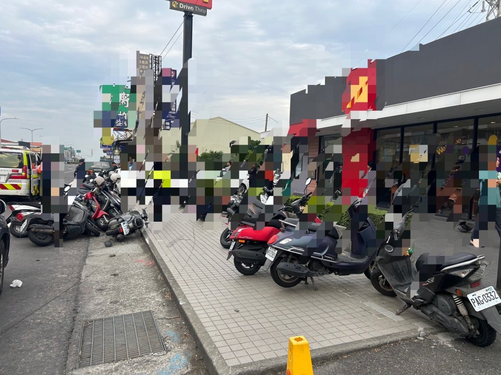 有片／台南7旬翁失控暴衝！掃倒整排機車「差點衝進麥當勞」　2人受傷驚悚畫面曝