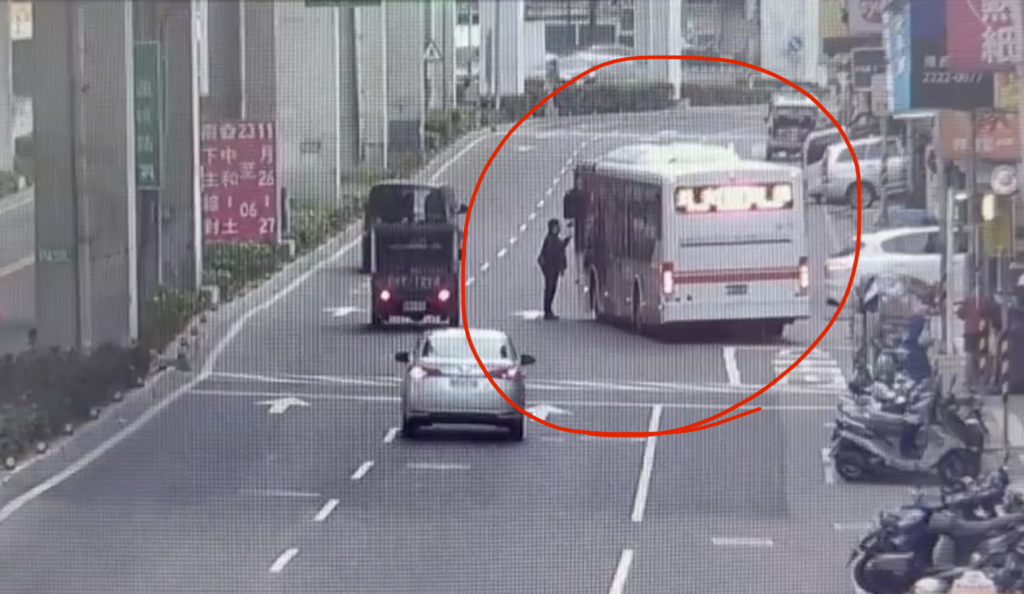 中和路上為按喇叭吵成一團!腳踏車男攔公車理論 司機氣到報案提告
