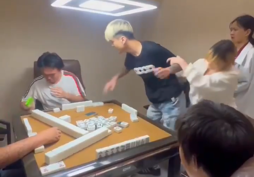 影/麻將牌友偷摸女友手!男暴怒「3秒出18拳」打噴血 影片陸網瘋傳