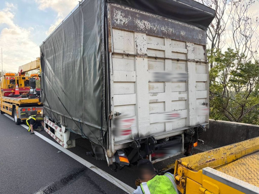 國道死亡車禍!小貨車輪胎掉落釀連車禍 1名大貨車駕駛死亡