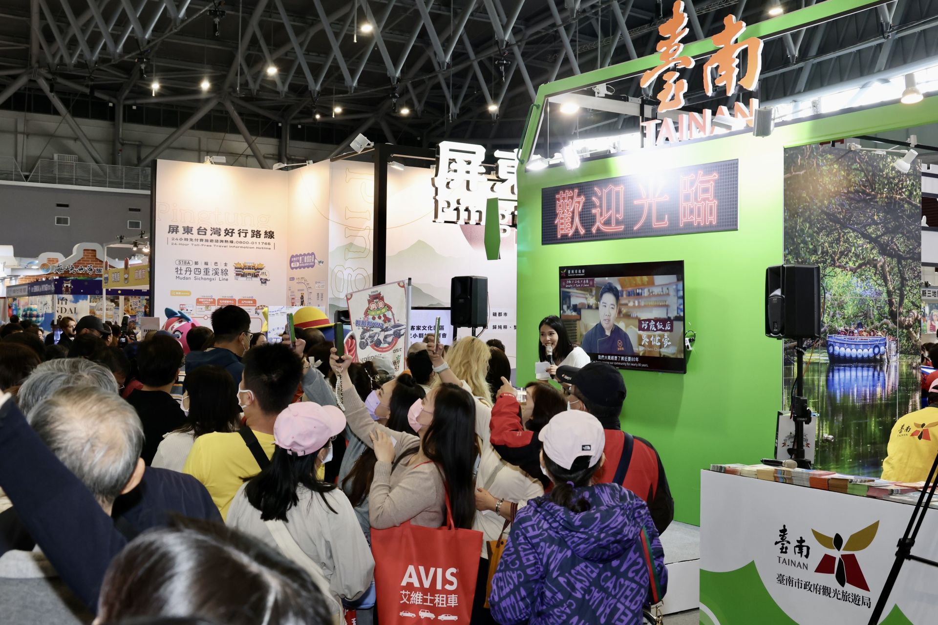 ▲台南國際旅展登場!熊本熊嗨跳登台...星級飯店瘋狂下殺 餐券「地板價」民眾搶到手軟(圖/記者王俊勝 翻攝)