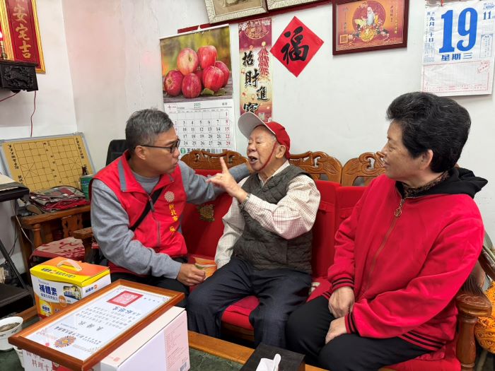 關懷五股區高齡榮民 新北榮服處寒天送暖到府 22 《圖說》李毓錫副處長傾聽尹伯伯生活近況並噓寒問暖,場面溫馨。〈新北榮服處提供〉