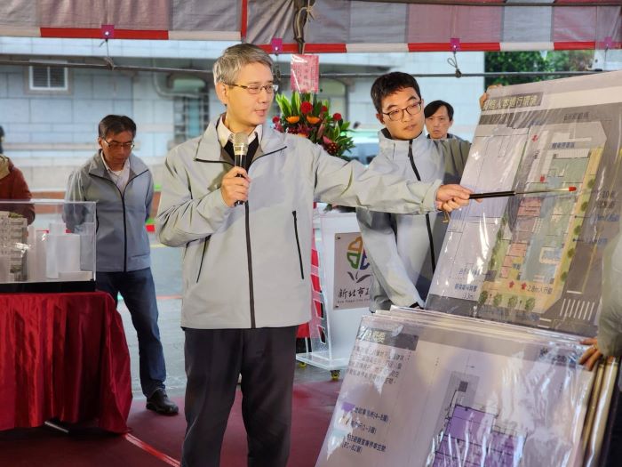 市政服務更完善 瑞芳地政事務所暨衛生所動土 30 《圖說》新工處長簡必琦(左一)說明瑞芳地政事務所暨衛生所聯合辦公廳舍工程的規劃。〈工務局提供〉