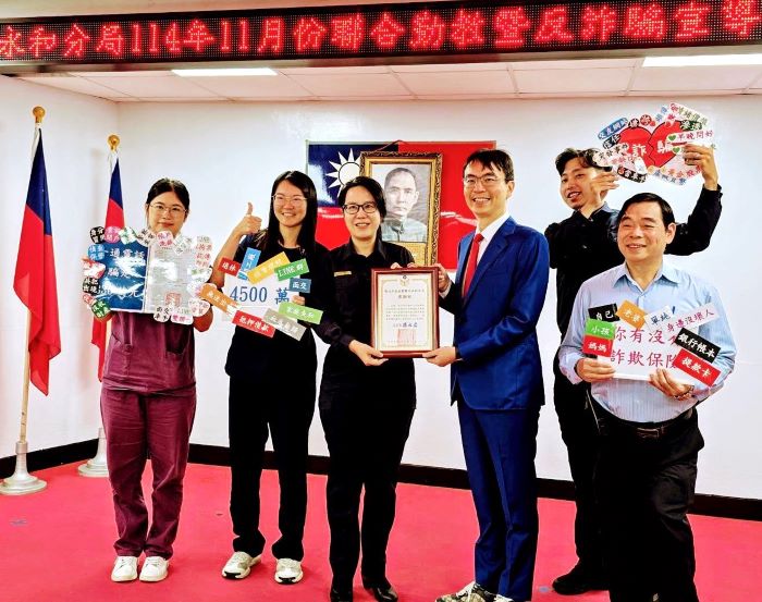 守護市民財產安全 永和警攜手新北牙醫師公會宣導反詐 33 《圖說》永和分局長蔣叔君致贈牙醫師公會理事長温世政感謝狀。〈永和分局提供〉