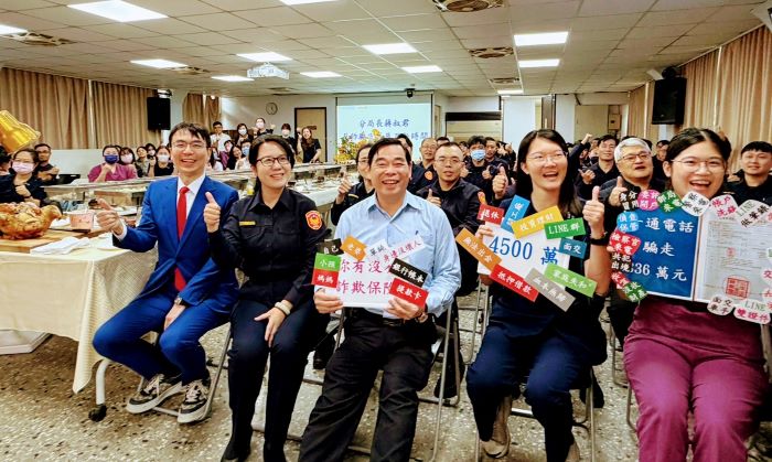 守護市民財產安全 永和警攜手新北牙醫師公會宣導反詐 34 《圖說》永和分局與新北市牙醫師公會共同舉辦反詐騙宣導活動合影。〈永和分局提供〉
