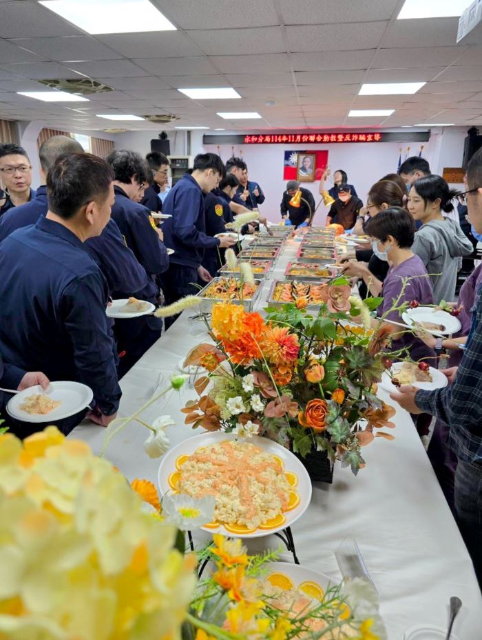 守護市民財產安全 永和警攜手新北牙醫師公會宣導反詐 35 《圖說》牙醫師公會準備感恩節火雞大餐,向長期在第一線守護永和治安的執勤員警表達感謝與慰勞。〈永和分局提供〉