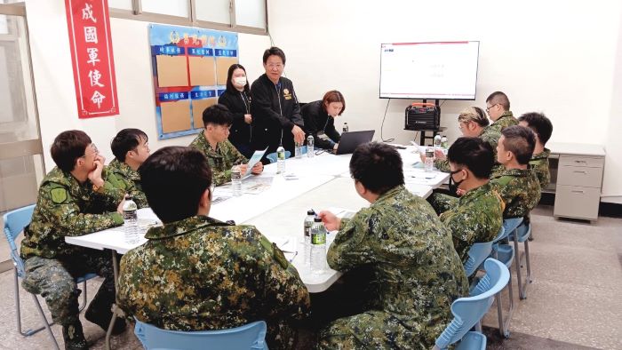 《圖說》李復鄉副處長率就業站同仁，前進七堵營區為志願役教育召集人員辦理權益說明會。〈基隆榮服處提供〉