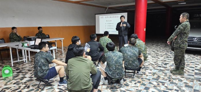 《圖說》李復鄉副處長率就業站同仁，於瑞慈宮為教育召集人員說明就學就業及職訓權益。〈基隆榮服處提供〉