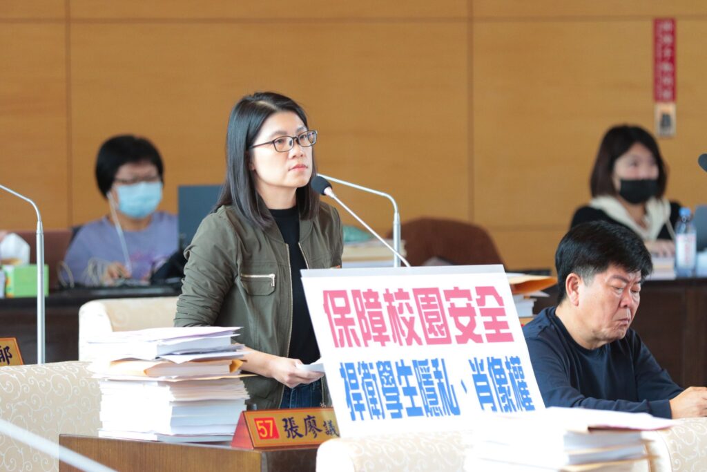 二位網紅入校擅違規直播 中市府依違反《兒少權法》重罰 52 %E5%8F%B0%E4%B8%AD%E5%B8%82%E8%AD%B0%E6%9C%83 %E5%BC%B5%E5%BB%96%E4%B9%83%E7%B6%B8