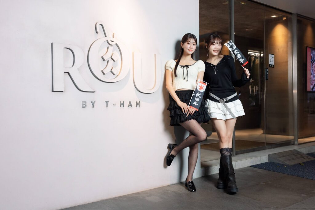 RÒU BY T-HAM 推出「秋田牛限定套餐」 超人氣藝人阿部瑪利亞搶先開箱 53 %E5%B7%A6%E8%B5%B7%E9%98%BF%E9%83%A8%E7%91%AA%E5%88%A9%E4%BA%9E%E6%9D%8E%E9%87%87%E6%BD%94%E5%8F%97%E9%82%80%E6%90%B6%E5%85%88%E9%96%8B%E7%AE%B1%E7%A7%8B%E7%94%B0%E7%89%9B%E9%99%90%E5%AE%9A%E5%A5%97%E9%A4%90 1024x683 1