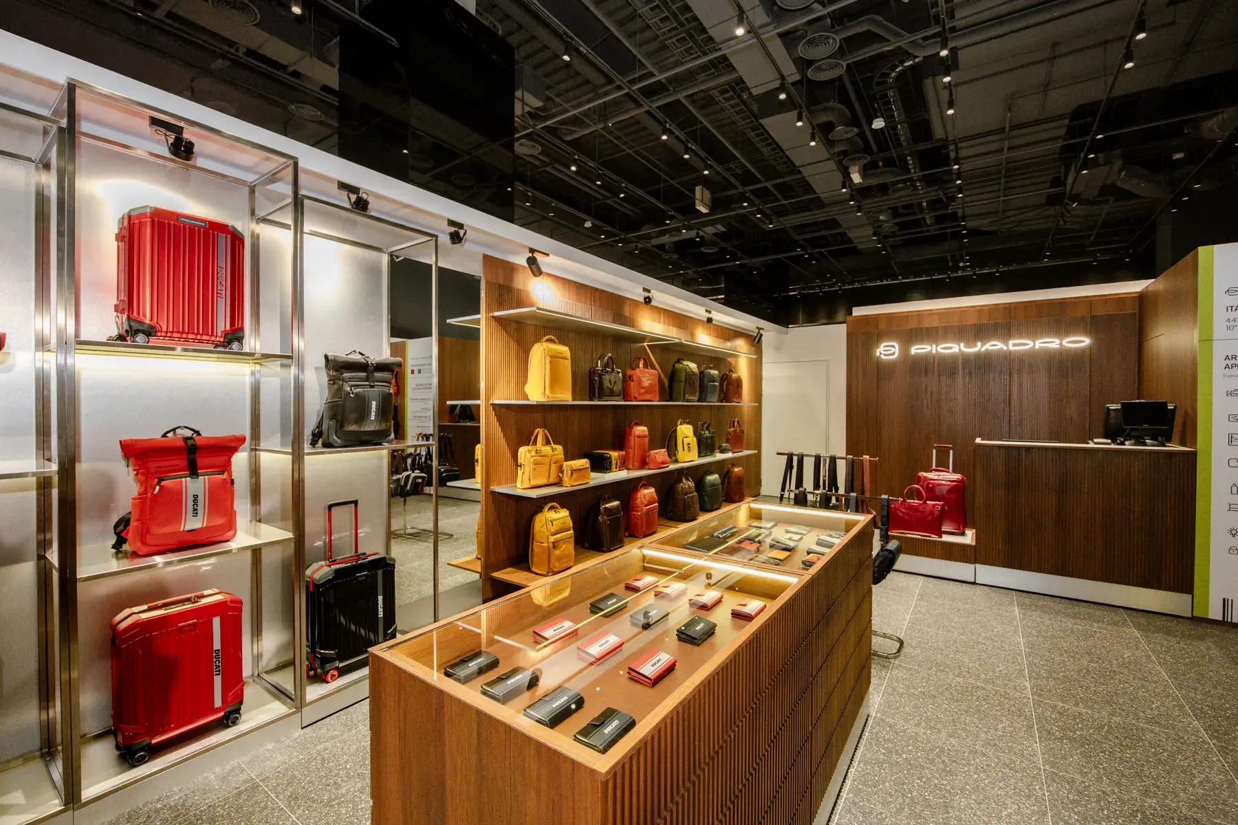 Piquadro 誠品生活裕隆城旗艦店2
