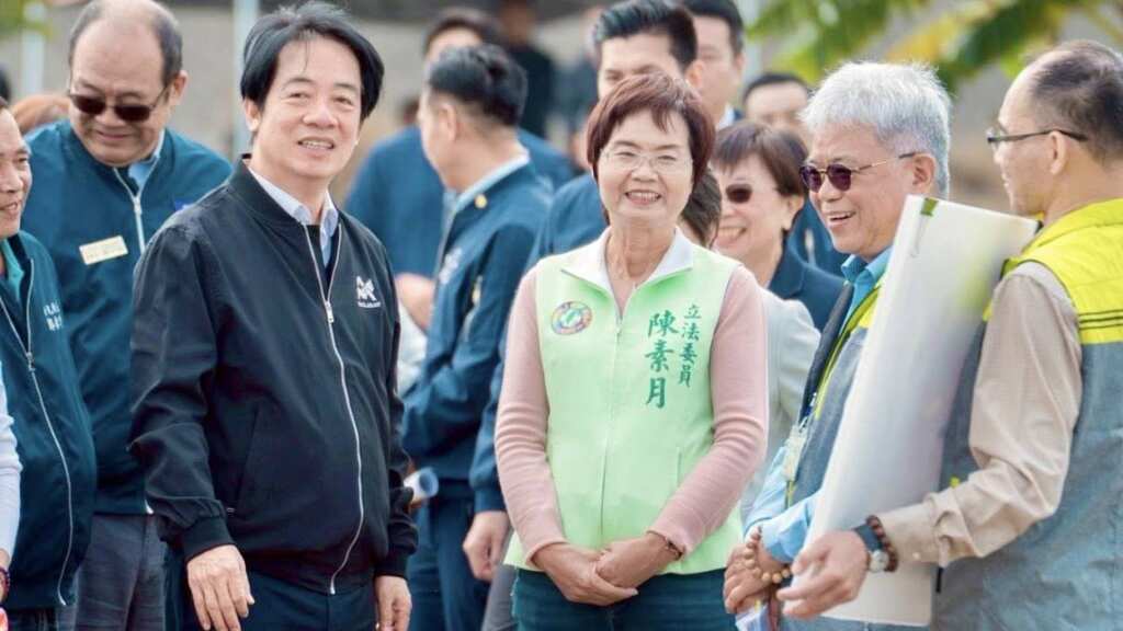 ▲總統賴清德今日在內政部長劉世芳與立法委員陳素月陪同下,於彰化縣溪洲鄉宣布,停辦17年的公地放領政策正式重新啟動。(翻攝陳素月臉書)