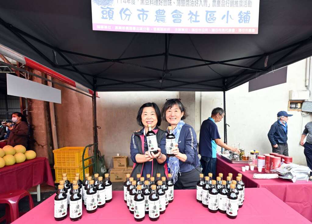 ▲頭份農會「黑豆純釀薄鹽醬油」新品上市。
