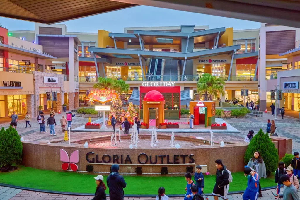 一期Gloria Xmas Hotel呼應華泰名品城母集團-華泰大飯店集團飯店起家的背景,融入7、80年代復古飯店與聖誕元素,吸引消費者以趣味方式,一探集團故事