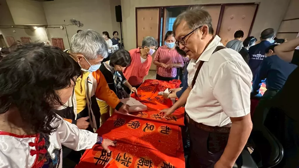 「美學書畫班」以手寫春聯及馬年主題年畫,分送社區民眾,大受歡迎。(圖/朝陽科大提供)
