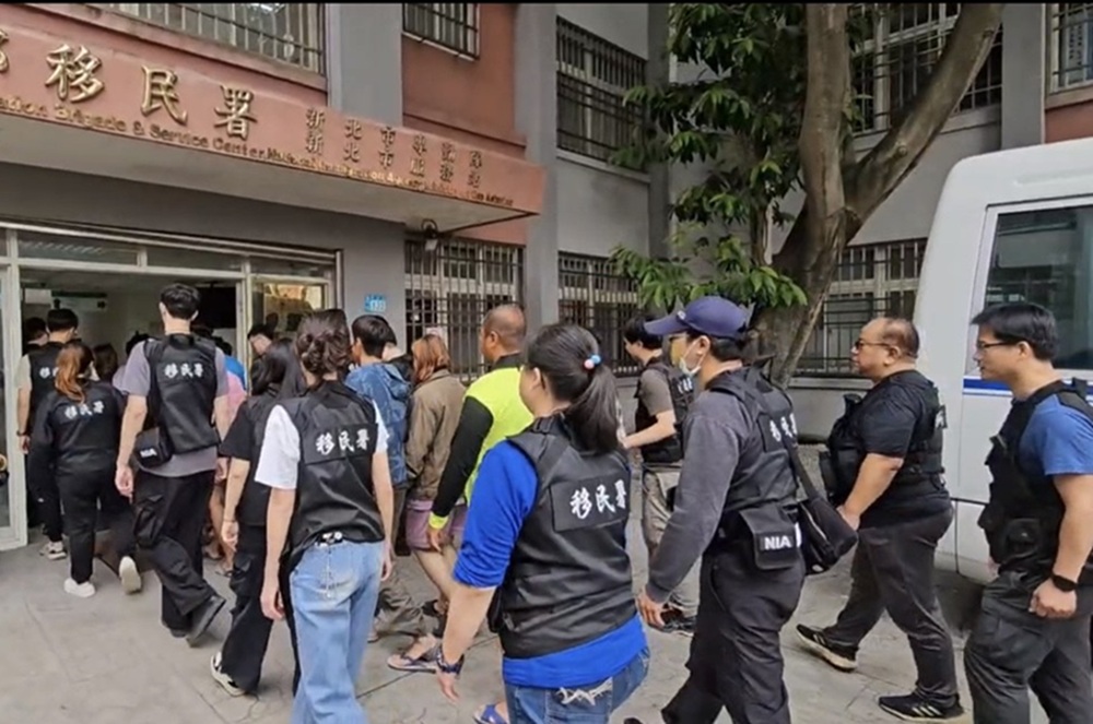 專門仲介泰籍非法移工 移民署拂曉出擊查獲逾期居留39人 227 cnews204251121a08