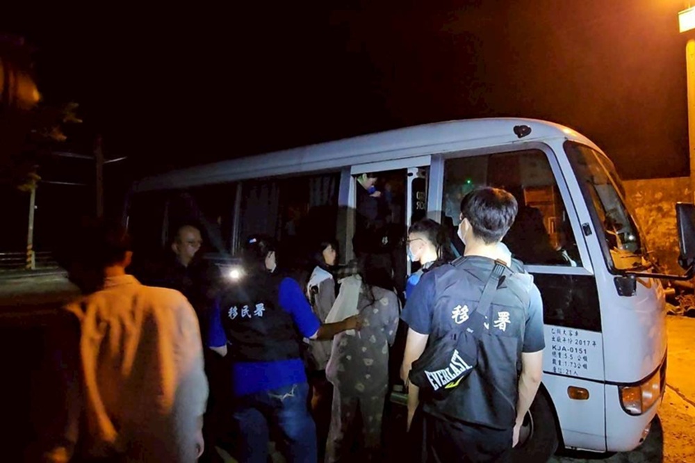專門仲介泰籍非法移工 移民署拂曉出擊查獲逾期居留39人 228 cnews204251121a09