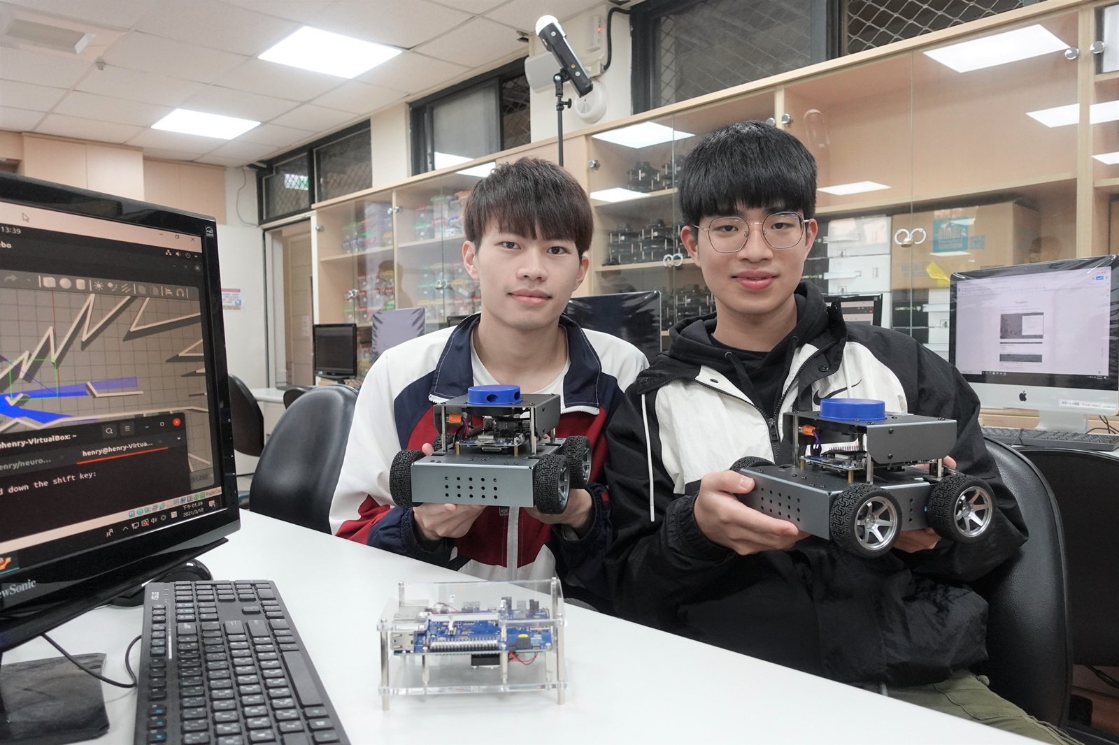 THE跨學科科學排名揭曉 中原大學跨域科研實力被世界看見 03 中原大學與科技大廠共建AI機器人5G專網實驗室,培育跨域科技人才。 0