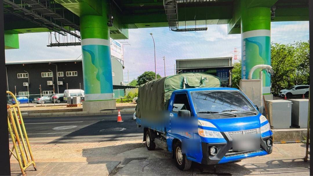 桃捷綠線工地車禍!領班倒車撞毀機車 騎士送醫插管治療 724275