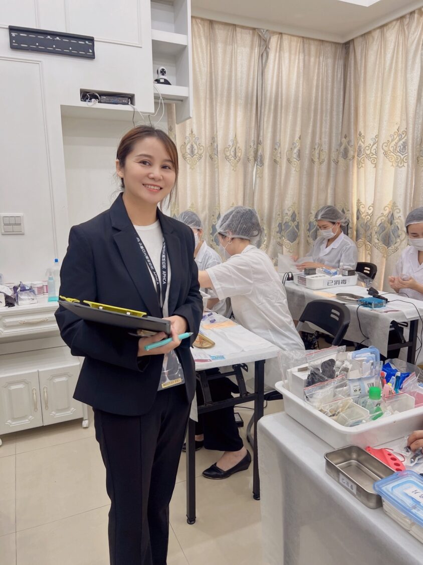 唐國英老師於課堂中巡視指導,隨時記錄學員狀況並給予實作建議,現場學員專注練習,展現專業學習氛圍與教學熱忱。(圖/記者林照東翻攝)