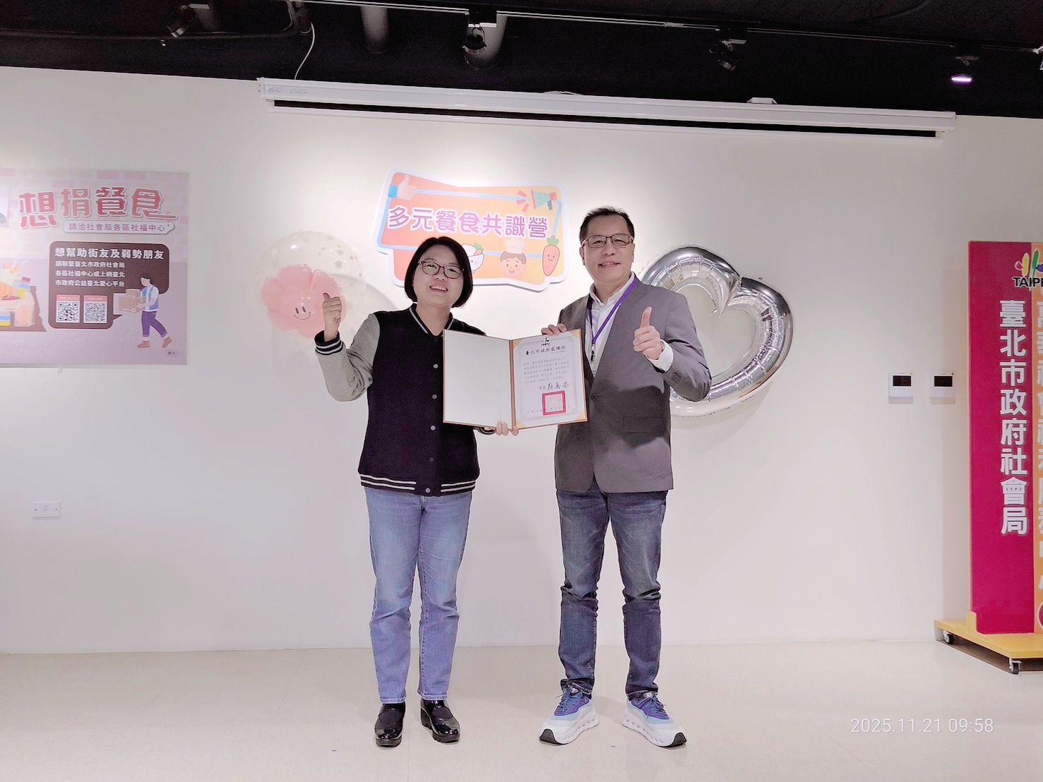 北農總經理吳芳銘(右)與市政府社會局合影畫面。(圖/記者 張泓笙翻攝)