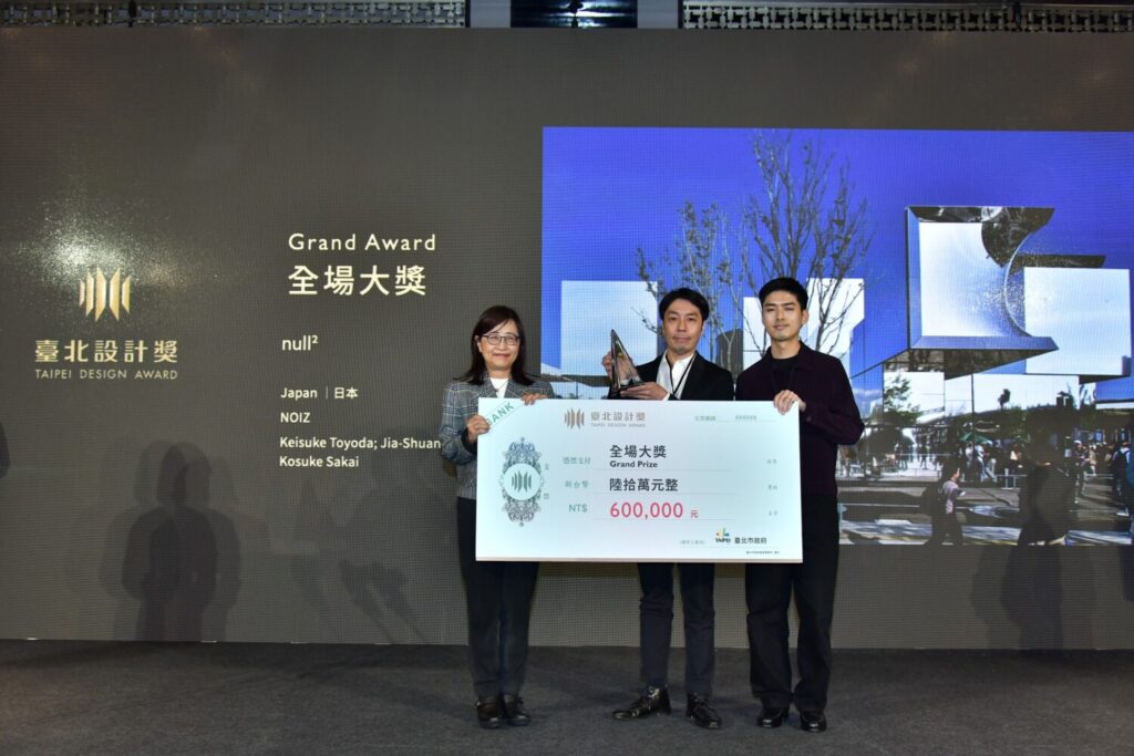 林奕華副市長 (左) 頒發最高榮譽全場大獎予獲獎團隊全場大獎(日本)。(圖/主辦單位 提供)