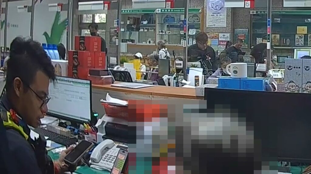 員警接獲通報後立即趕往郵局關心匯款婦人,成功阻詐保住12萬餘元。(圖/記者林家嘉翻攝)