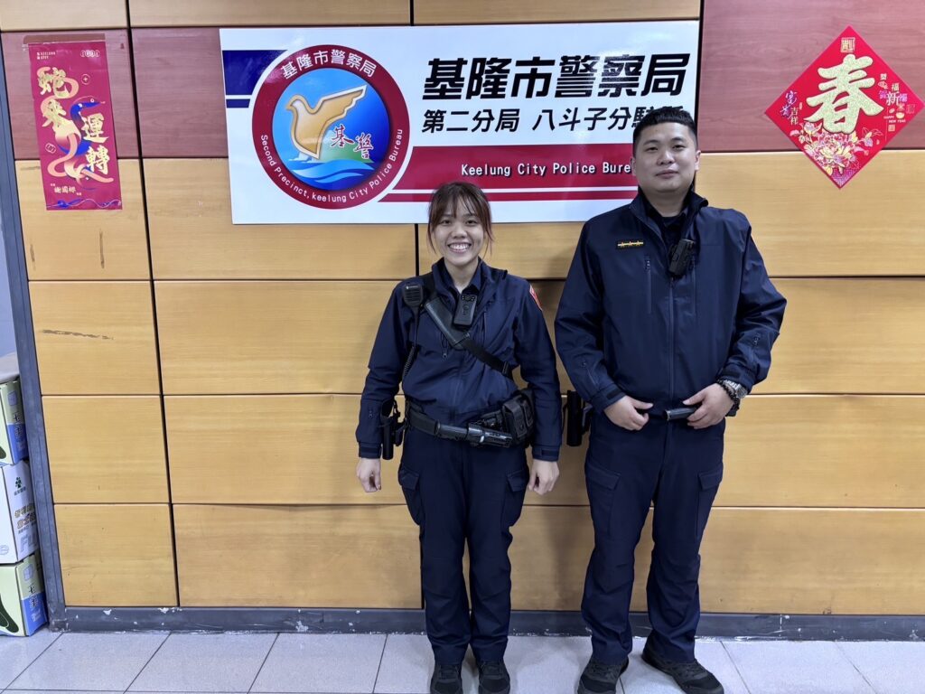 八斗子分駐所警員邱宜庭、柯仁偉(左至右)。(圖/記者薛秀蓮 翻攝)
