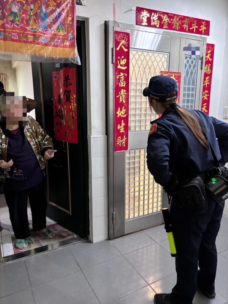 警方於現場交通疏導並確認有無火災情事。(圖/記者薛秀蓮 翻攝)