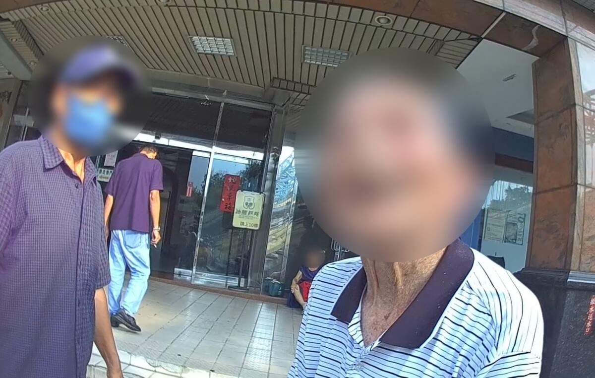 ▲熱心民眾將站在路中的阿公背到路旁安全處報警求助。