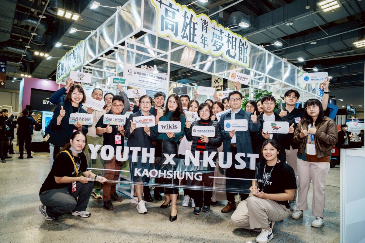 ▲高雄市青年局副局長汪小芬(前排右4）北上出席「2025 Meet Taipei 創新創業嘉年華」，並與高雄參展企業合影，肯定青創團隊勇於挑戰、展現創新的堅強實力。