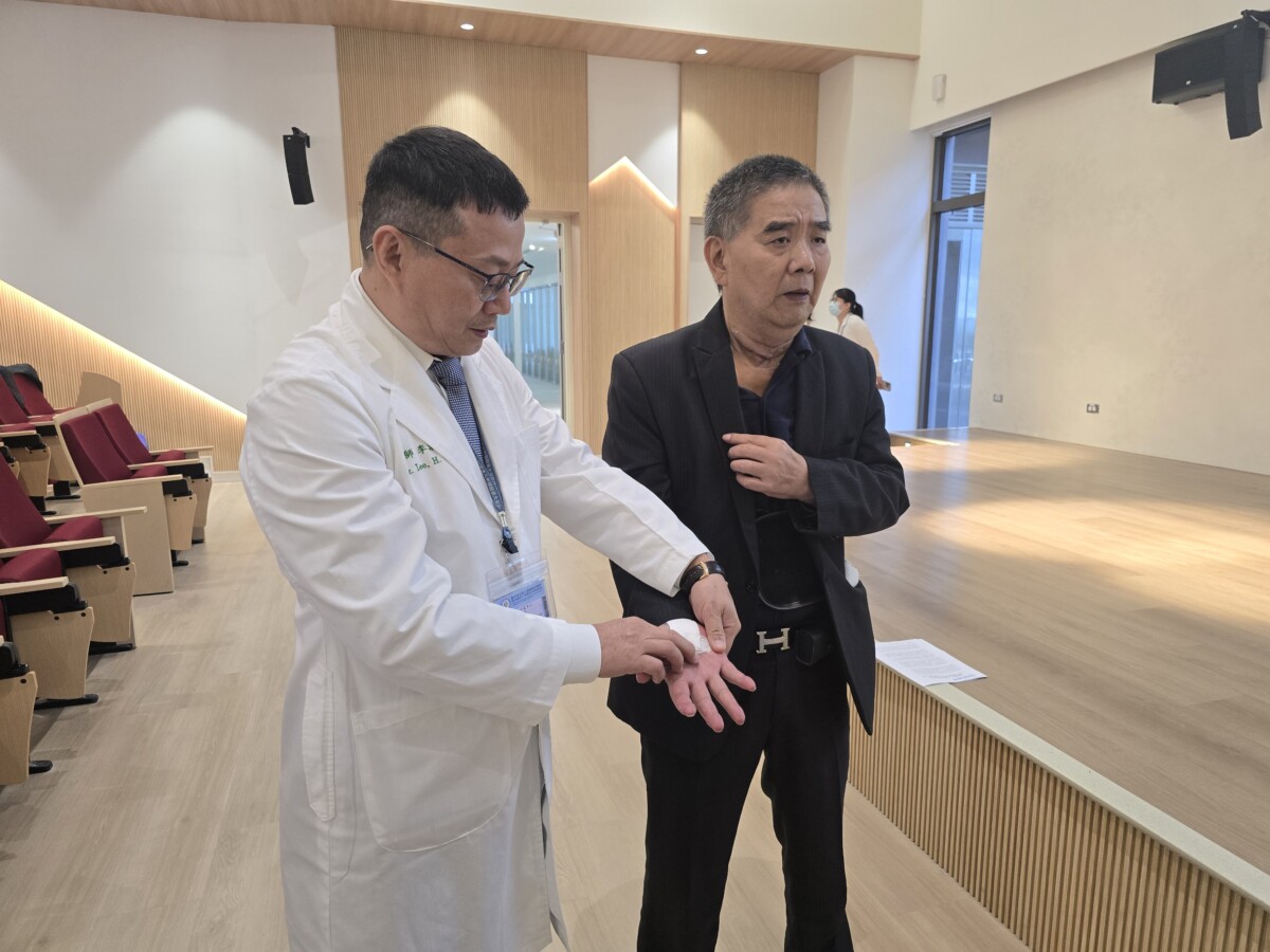 ▲由中醫大市醫腦血管中心副院長李漢忠評估後發現患者真正病因是第五至七節頸椎椎間盤突出壓迫脊髓，且合併右手腕隧道症候群。（記者廖美雅拍攝）