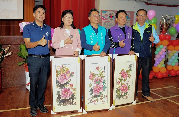 ▲吳星宏校長(左起)、第3屆土商故館典範人物何佩玲校長、陳特凱鎮長、黃伯文主委,與何景標校長合影。(記者劉春生攝)